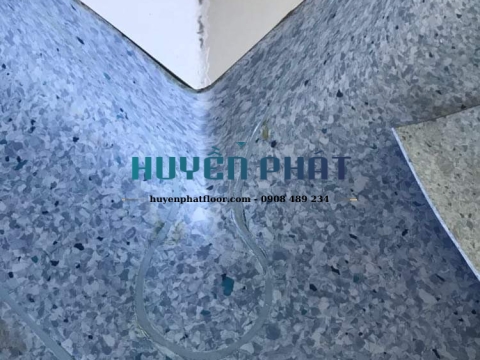 Thi Công Sàn Cuộn Vinyl Kháng Khuẩn Cho Phòng Khám Dĩ An