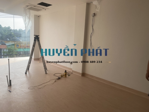 Thi Công Sàn Cuộn Vinyl Kháng Khuẩn Cho Phòng Khám Dĩ An