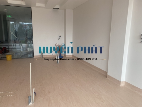 Thi Công Sàn Cuộn Vinyl Kháng Khuẩn Cho Phòng Khám Dĩ An