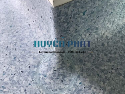 Thi Công Sàn Cuộn Vinyl Kháng Khuẩn Cho Phòng Khám Dĩ An