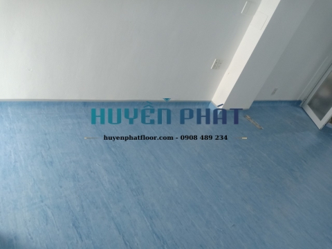 Thi Công Sàn Cuộn Vinyl Kháng Khuẩn Cho Phòng Khám Dĩ An
