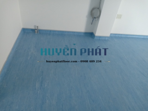 Thi Công Sàn Cuộn Vinyl Kháng Khuẩn Cho Phòng Khám Dĩ An