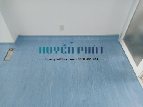 Thi Công Sàn Cuộn Vinyl Kháng Khuẩn Cho Phòng Khám Dĩ An