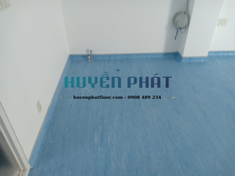 Thi Công Sàn Cuộn Vinyl Kháng Khuẩn Cho Phòng Khám Dĩ An