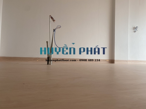 Thi Công Sàn Cuộn Vinyl Kháng Khuẩn Cho Phòng Khám Dĩ An