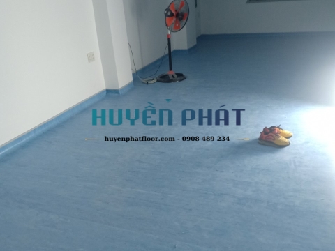 Thi Công Sàn Cuộn Vinyl Kháng Khuẩn Cho Phòng Khám Dĩ An