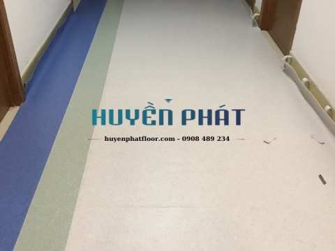 Thi Công Sàn Cuộn Vinyl Kháng Khuẩn Cho Phòng Khám Dĩ An