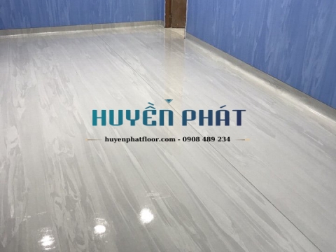 Thi Công Sàn Cuộn Vinyl Kháng Khuẩn Cho Phòng Khám Dĩ An