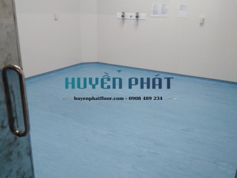 Thi Công Sàn Cuộn Vinyl Kháng Khuẩn Cho Phòng Khám Dĩ An