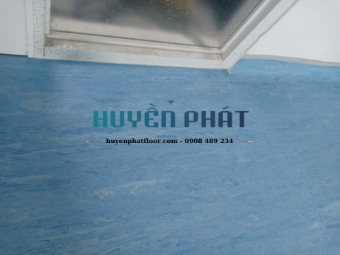 Thi Công Sàn Cuộn Vinyl Kháng Khuẩn Cho Phòng Khám Dĩ An