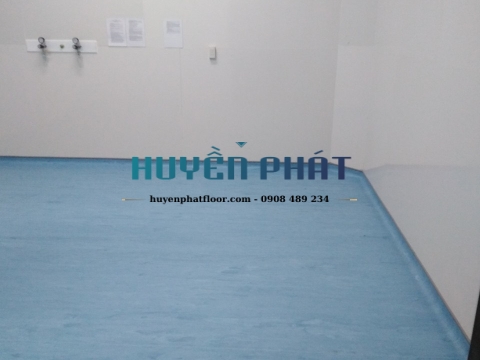 Thi Công Sàn Cuộn Vinyl Kháng Khuẩn Cho Phòng Khám Dĩ An